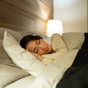 良い睡眠をとるには？快適な睡眠環境づくりを解説！音・光・室温など