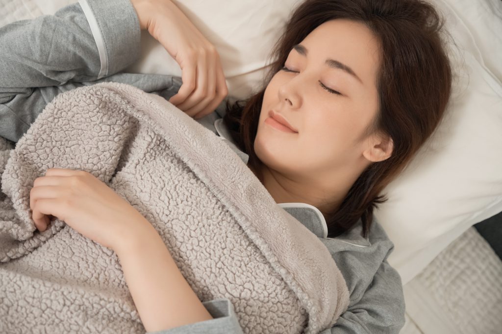 睡眠中の女性