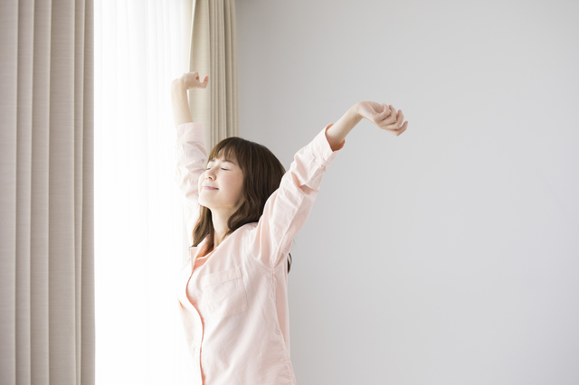 寝起きのパジャマの女性