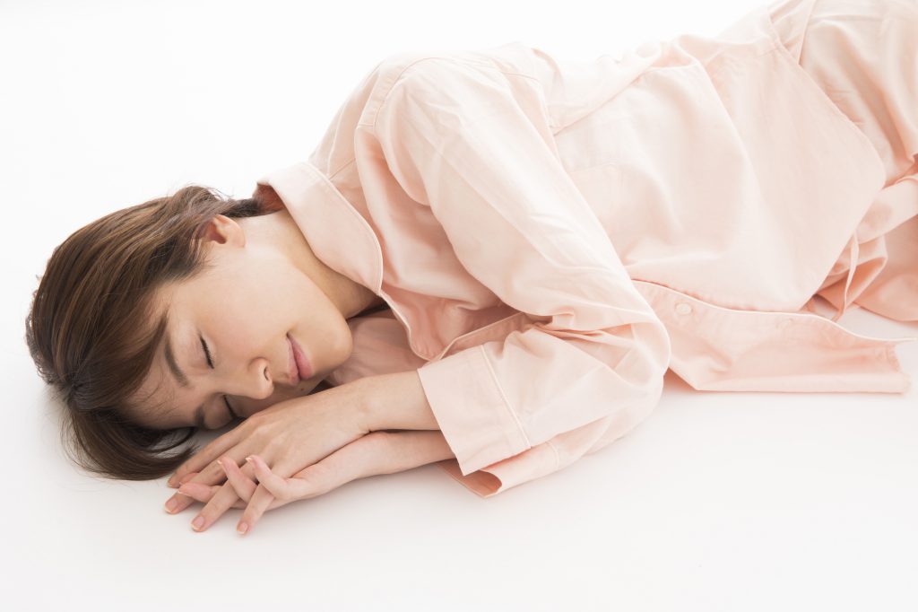 睡眠中の女性