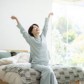 寝起きの女性