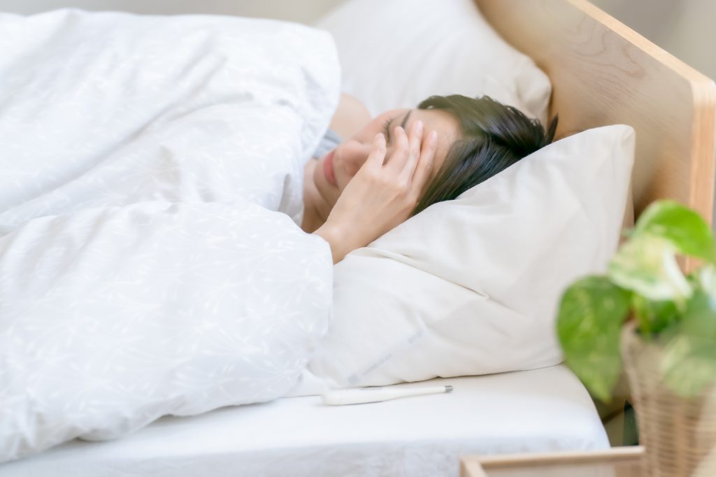 寝起きに頭痛がする女性