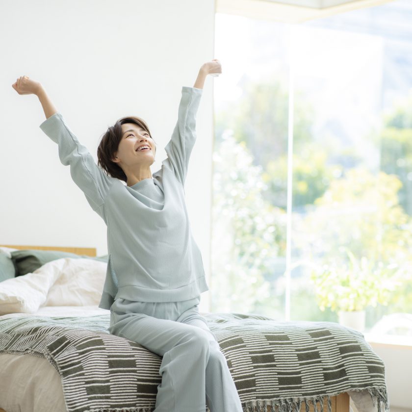 寝起きの女性