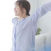 寝起きの女性