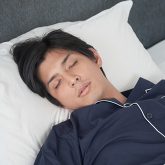 睡眠中の男性